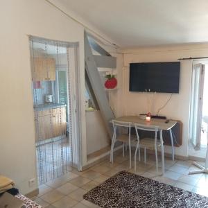 Appartement 1 pièce à deux pas de la plage et à 10min du centre ville et la gare 15 minutes de l'aéroport