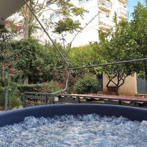 2BDRM Glyfada Residence - Jacuzzi, Garden & Parking