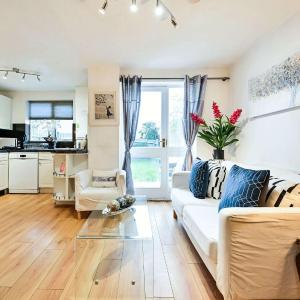 Spacious 4BR Home near ExCeL - 1Gbps WiFi - Free Parking