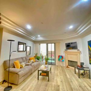 Studio City Chic Large Contemporary Condo
