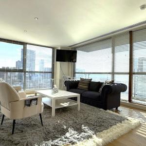 Luxury City Penthouse near Mailbox 2BR Free Parking