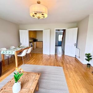 Comfy 3BD City & Airport access