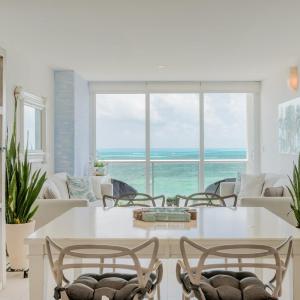 OASlS Beachfront 2 BDR with pool by Casa Paraiso