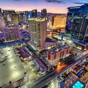 Las Vegas Penthouse with Strip Views - Sleeps 6 - Walk Out Balcony