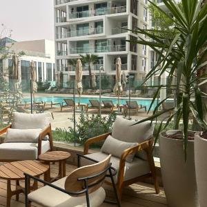 Prestige 42 ground floor view pool