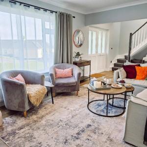 Spacious 4-Bed Dover House | Hot Tub & Sea Views