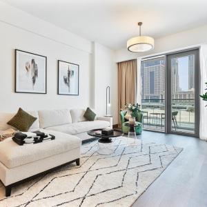 Stylish 1 BR in Canal Front with Pool and Gym Access
