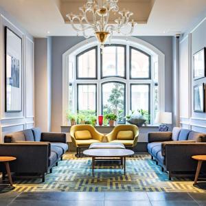 2 Bed Flat with Balcony in Chelsea