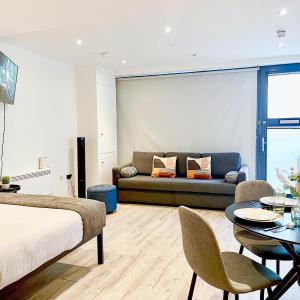 Furnished Studio Flat in Angel, Islington with FREE Wi-Fi moments from Upper Street & Kings Cross by NourNest Apartments