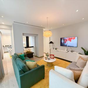 Luxurious 3-Bedroom & 3-Bathroom flat with Private Patio & Indoor Fireplace in Central Mayfair