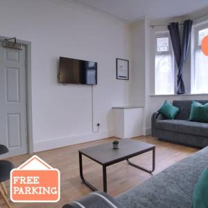 6 Bed Manchester Home Sleeps 18 Free Parking
