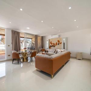 Spectacular 3 Bedroom Penthouse with Private Terrace in Prestigious Mayfair H13