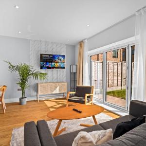 Stylish Four Bedroom Townhouse - City Centre - Netflix - Parking - Garden - Balconies 11SL