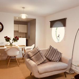 2 bed GF Docklands Apartment - Free Parking for 1 car