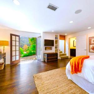 Hollywood Hills Spa Retreat Oasis with Tree Top Views, Private Jacuzzi Style Tub, Steam Room, Magical Half Acre Acre Garden and Patio, Free Parking for 2 cars, in LA's most Serene, Central Desirable Area