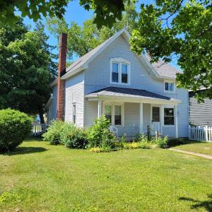 Centennial House - Great Location With Lakeview!