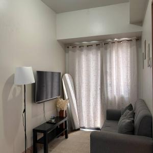 1Bedroom Condo at Shore Near Airport & MOA Balcony Pool View