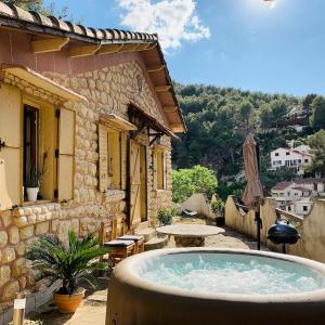 Atypical forest house with jacuzzi