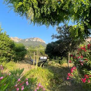 Large private garden, quiet 2-bedroom apartment, air conditioning, wifi, parking