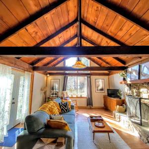 Cattail Creek Retreat Cozy Cabin with Fireplace