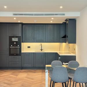 Tower Bridge Luxury Apartments with Balcony