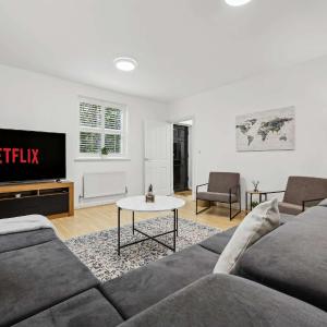 Modern 3BR Home in 2 Nether Hall Near M6 J7 with Hot Tub, Smart TV and Free Parking