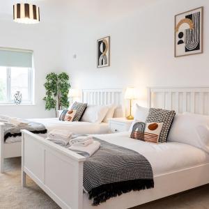 Stylish 3 or 4 Bed House and Parking