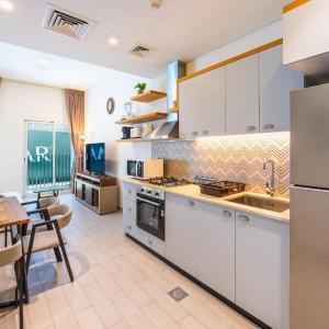 Blue Breeze - Modern 1BR, Dubai Hills,