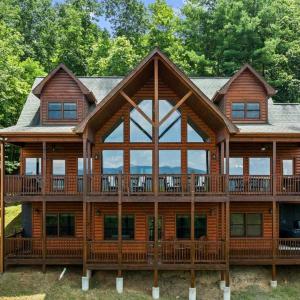 Stunning Mtn Views Sleeps 10 Hot Tub Game Room