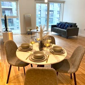 Luxurious 2 Bedroom - Water View and Parking