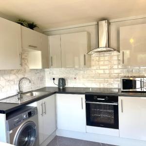 Colourful 4 Bedroom Property - Mile End - Central, Hammersmith & City and District Lines