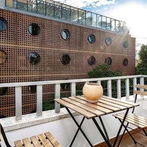 M54 Poblado 10BR 2 Apts with 2 Jacuzzis and AC