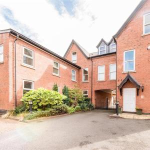 Spacious 3 bed Apt with parking near Harborne High Street