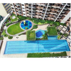 Luxury 1BR BayFront Staycation - Free Wi-Fi, Swimming POOL, Near Airport, MOA and PICC