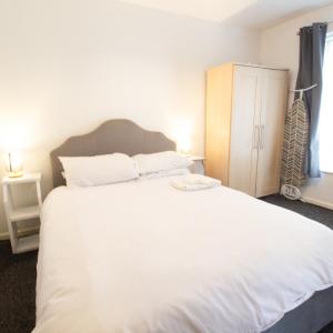 Close to City Centre 3-Bed Townhouse, Sleeps 7, Free Parking, Great Transport Links