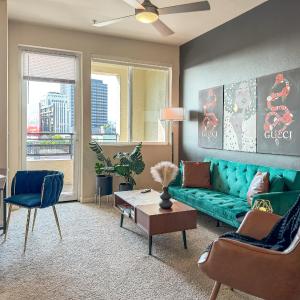 Stylish Mid-Wilshire Apt, Free Parking, Gucci Art, 10mins to Cedars