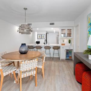 Oceanfront Condo w/Balcony, Pool, walk to Beach.