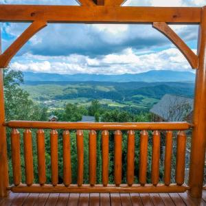 Scenic Sunrise - Mountain Views + Outdoor Hot Tub + Game Room + Community Pool Access