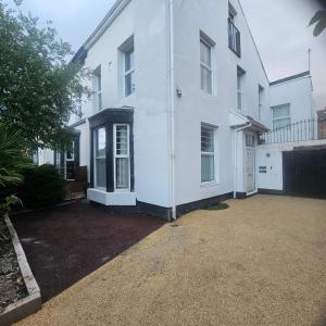 Chestnut Heritage,- Large & Cheerful 5 bedroom house with free parking