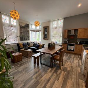 Pass the Keys Historical Victorian Apt for 6 Pets