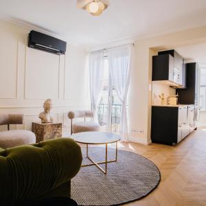 -New- Chic Chiado apartment, elevator buiding, steps to everything