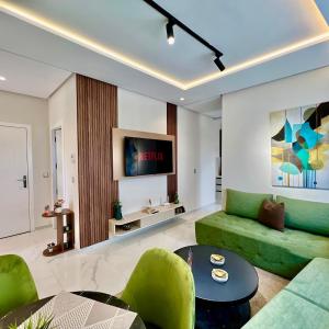 Coastal Emerald Stay - 2 BR with Balcony