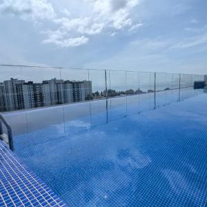 Luxury 3BR Apartment with Infinity Pool, Balcony n Gym