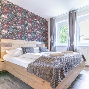9 Min to Center, Modern 1BR & 1LR Apt with Balcony & Smart TV