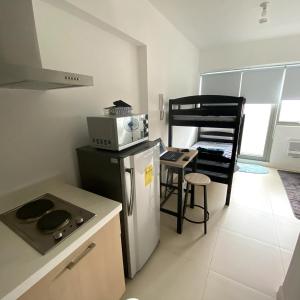Staycation Condo - WiFi - Gym and Pool - 3 beds
