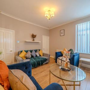Sleeps 7- Spacious 3 Bed House w Free Parking