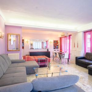 Big apart 140m2 5min walk to beach sea &Promenade 3 double rooms,big living room 42m2, 3 showers,9 beds, free parking