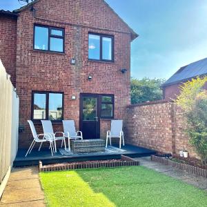 Furzton - Modern Home and Garden, Free Private Parking, TV, Sleeps 6 Guests