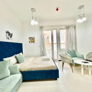 Homes2Retreat - Modern Studio with Balcony in JVT