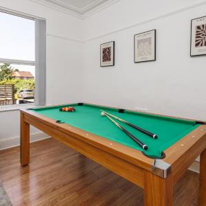 Flatzy - Sleeps 16 Near Football Ground & Ping Pong Table